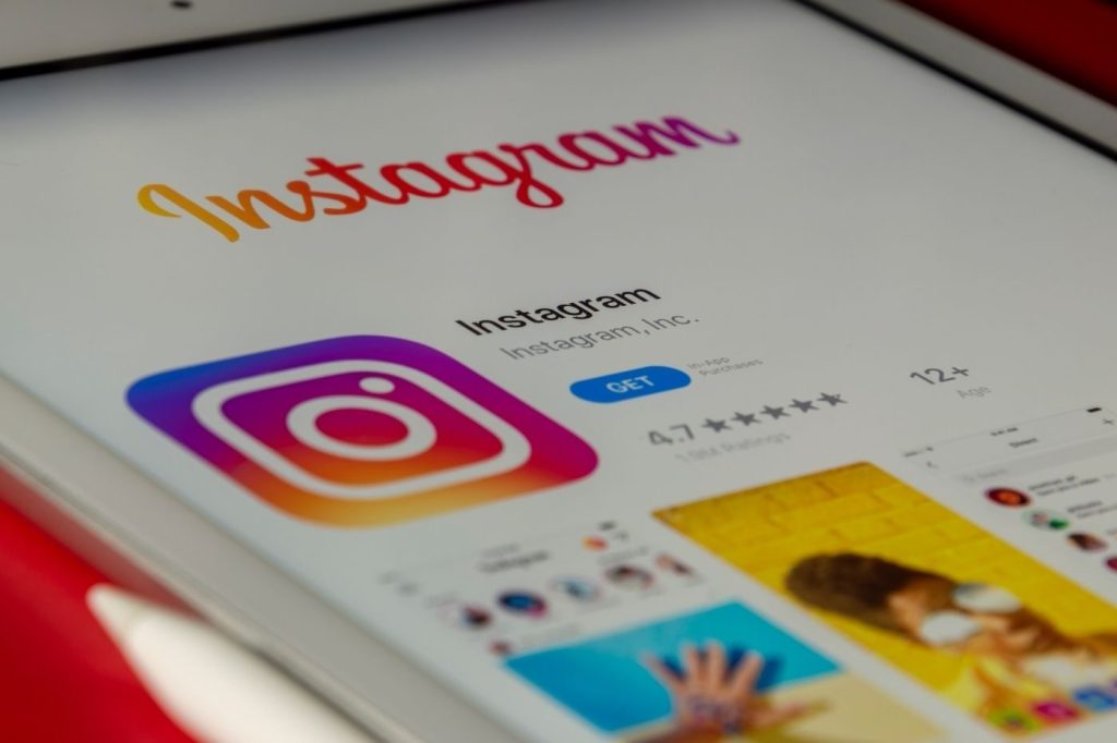 The Anatomy of an Instagram Myth Decoding Viral Visual Narratives